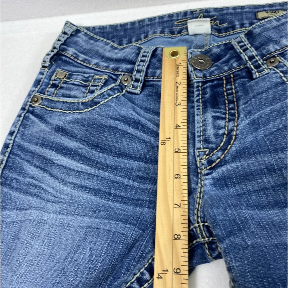 Silver Suki Capri Jeans Womens Size 27 Medium Wash Denim Low Rise‎ Distress